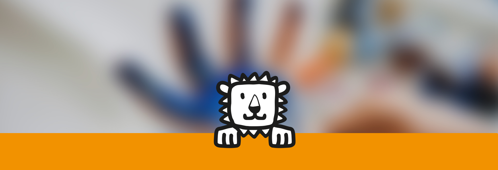 Kinderhand mit Fingerfarbe, davor das STARKwerden-Löwenmaskottchen auf orangefarbenem Balken