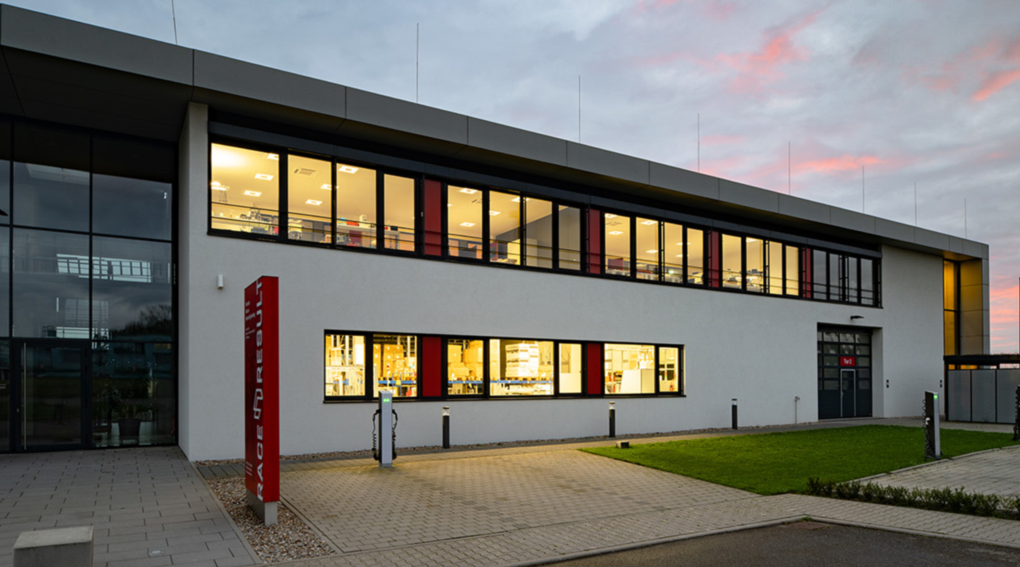 race | result Firmengebäude in der Abenddämmerung