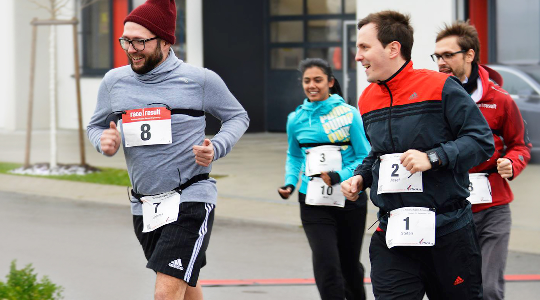 Team mit race | result Startnummern beim gemeinsamen Lauf