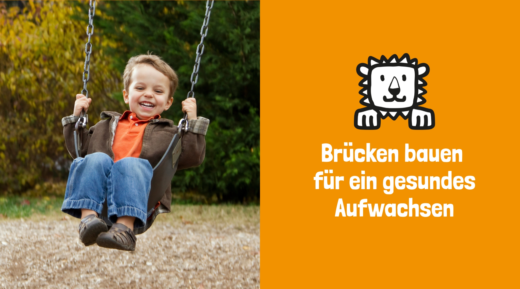 Lachender Junge auf einer Schaukel, daneben das STARKwerden-Motiv „Brücken bauen für ein gesundes Aufwachsen“